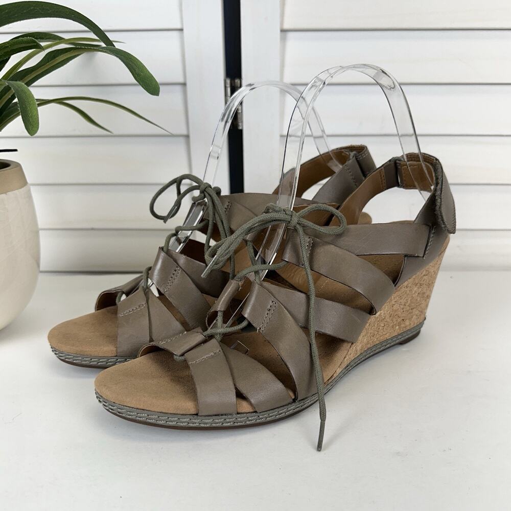 Clarks Taupe Helio Mindin Taupe Strappy Sandal Cork Wedge Comfort Shoe Size 10 M